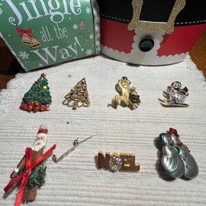 🎁🤶Holiday, very vintage broaches in great shape!🤶🎁